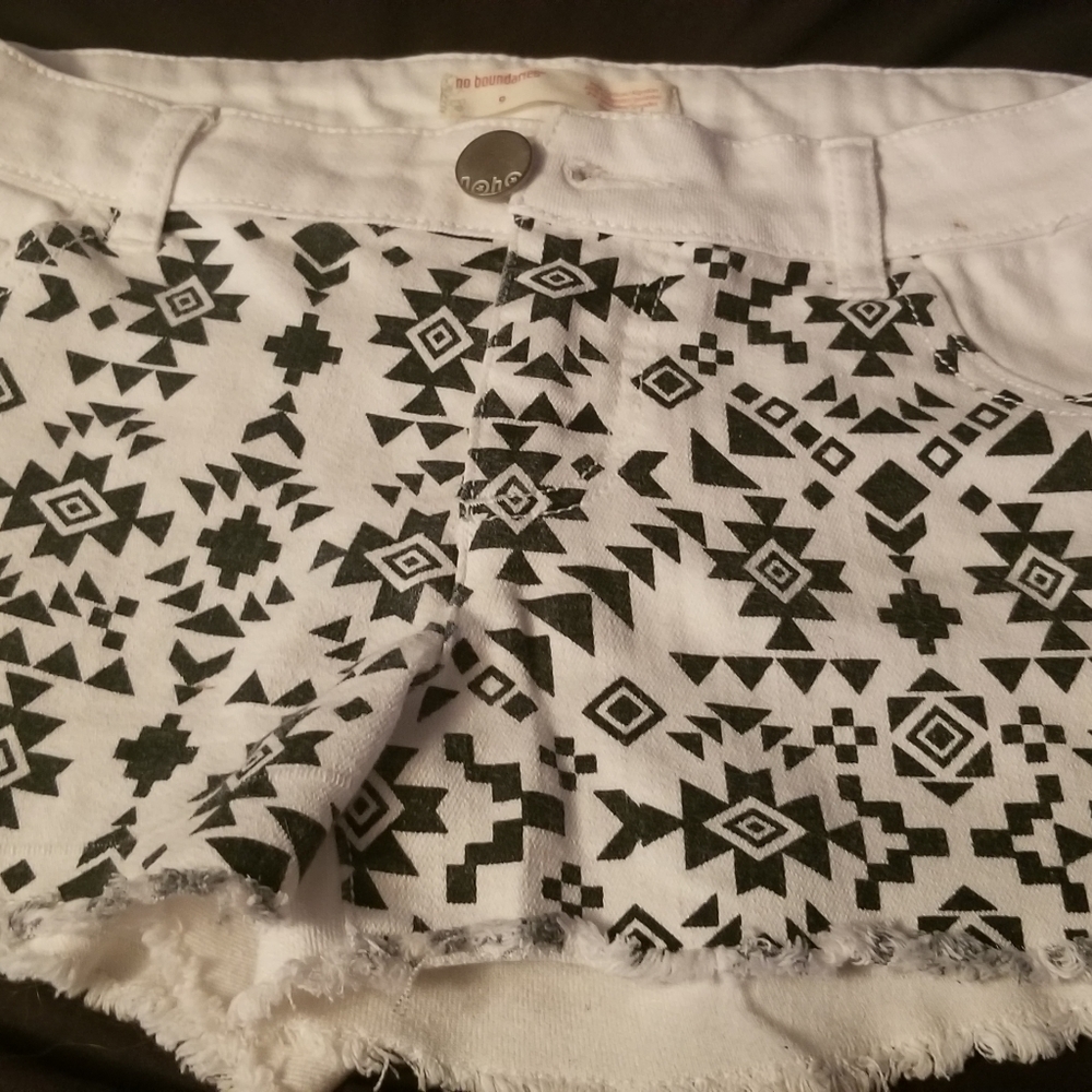 SHORTS No Boundaries White Pattern Shorts Size 9 - Picture 2 of 5
